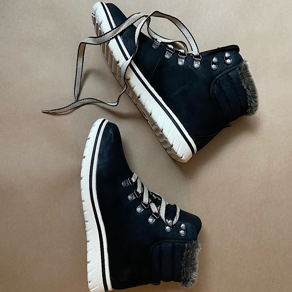 Cliffs by White Mountain boots! Never born worn, excellent condition.